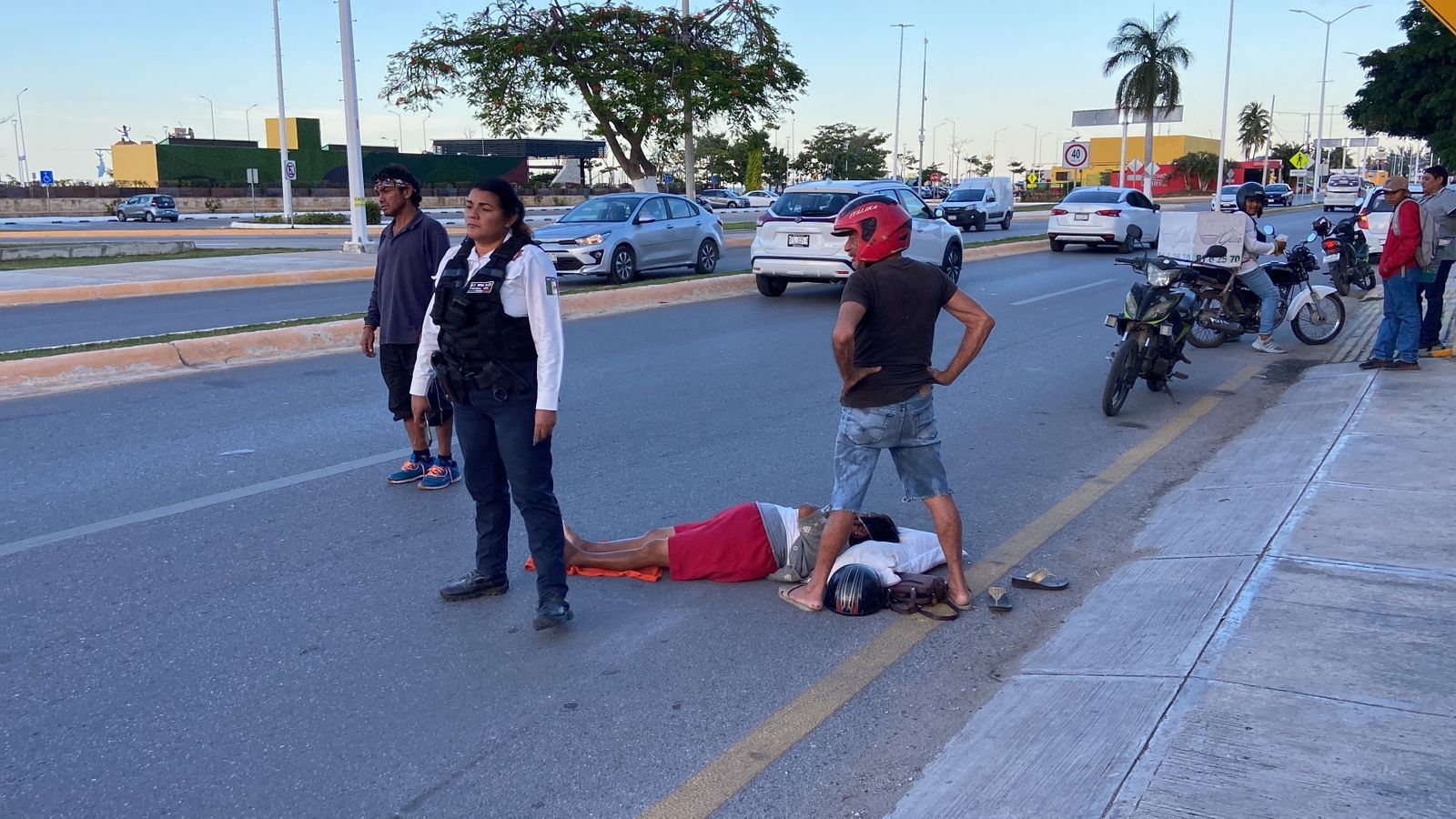 Mujer resulta lesionada al caer de una motocicleta en Campeche: VIDEO