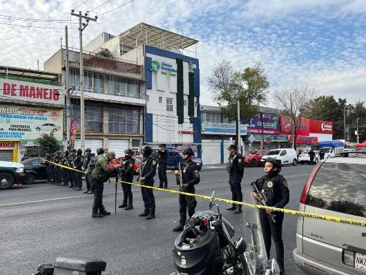 Dos muertos y varios heridos tras balacera entre hombres armados y policías en la CDMX