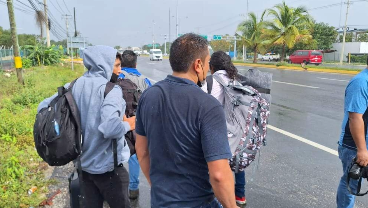 Olvidan recoger a trabajadores del Tren Maya en el aeropuerto de Cancún