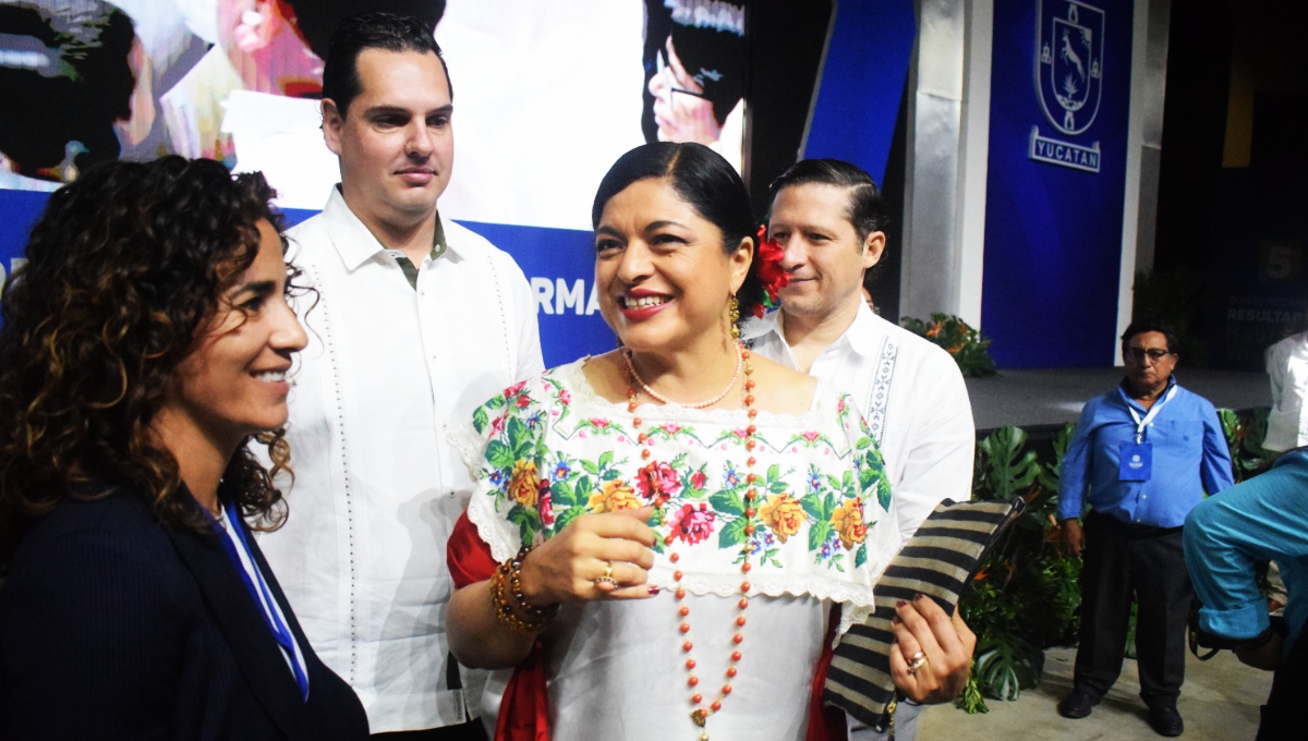 Alejandra Frausto Guerrero, representante de AMLO, acompaña a Mauricio Vila en su Quinto Informe
