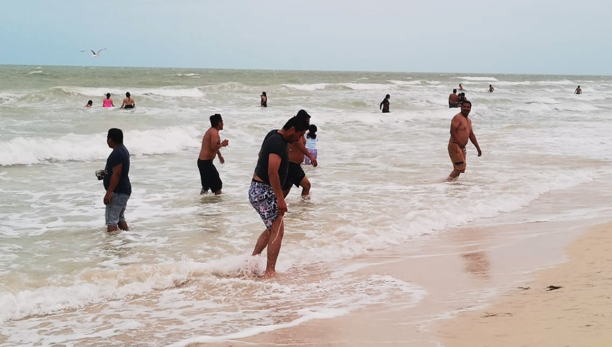Ni el Frente Frío 28 aleja a los bañistas de las playas de Progreso