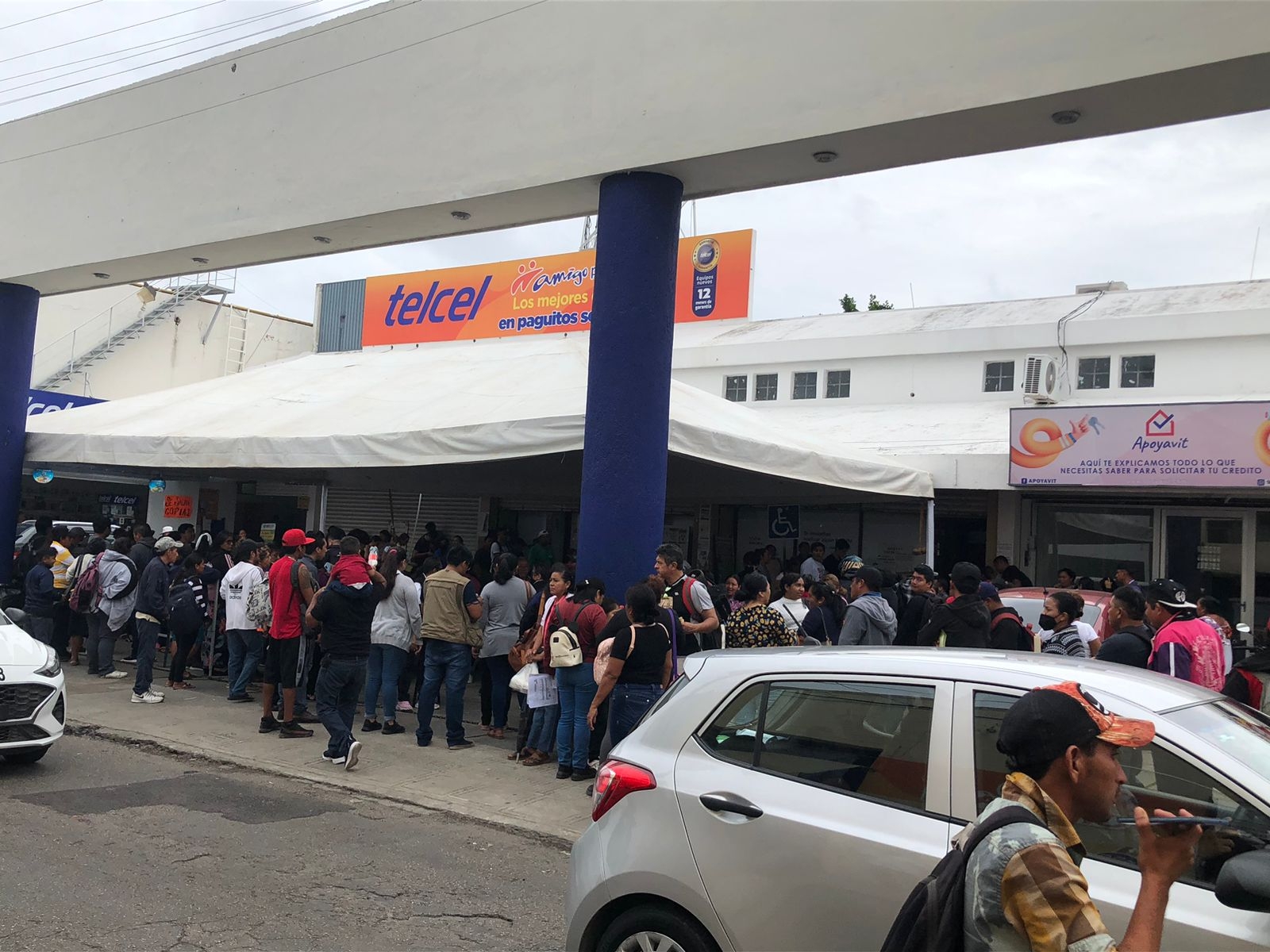 Yucatecos llegan al módulo del INE en Mérida pese a la presencia de lluvias