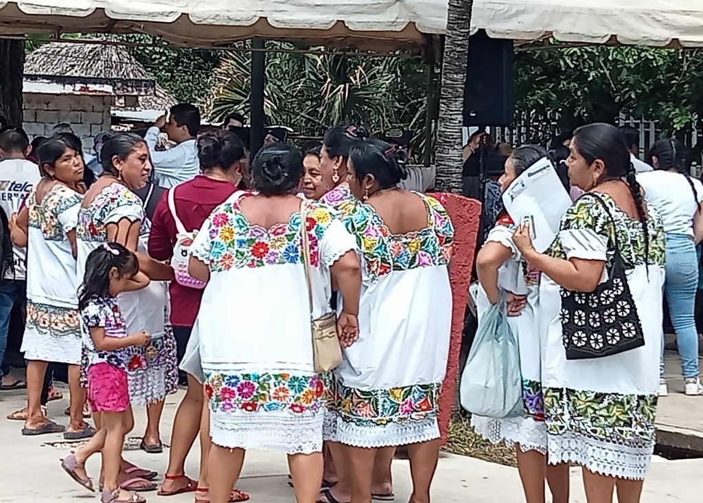 Jovenes de José María Morelos le hacen 'el feo' al hupil tradicional