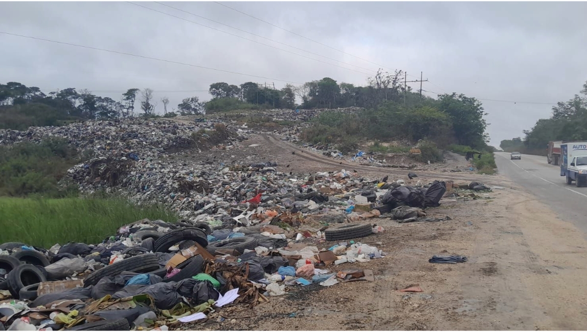 Basurero municipal de Escárcega, 'a reventar'; desechos llegan hasta la carretera federal