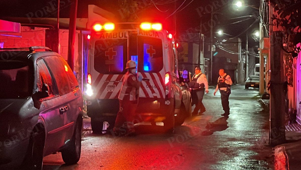 Policías y paramédicos auxilian a un hombre herido en Campeche