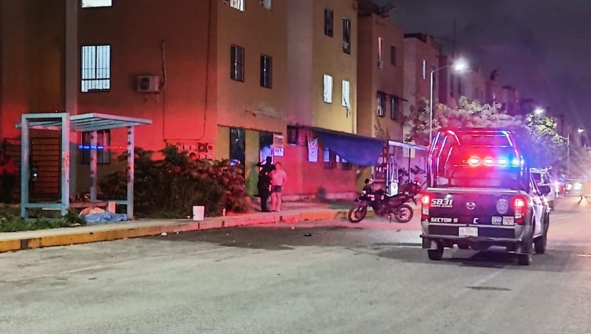 Asesinan a balazos a un hombre en paradero de combis en Cancún
