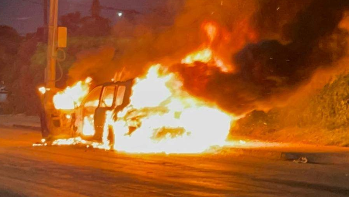 El fuego se propagó demasiado rápido por todo el carro, por lo que deducen que pudieron haberle arrojado una bomba molotov. 
