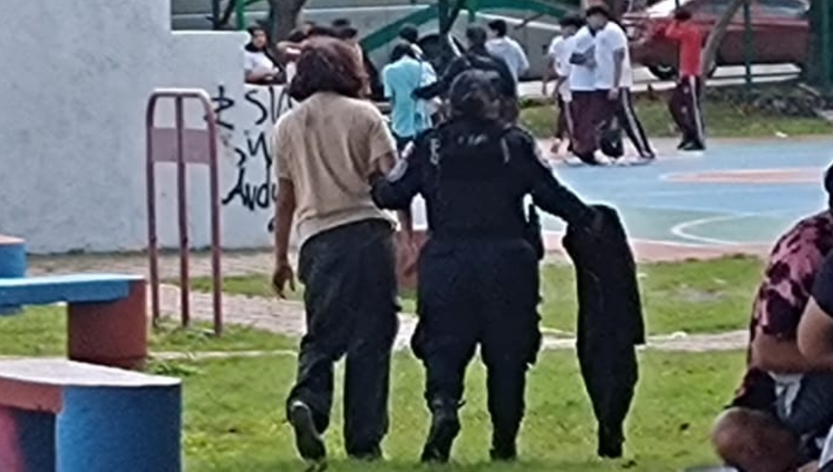 Policías auxiliaron a las estudiantes para llevarlas a sus casas