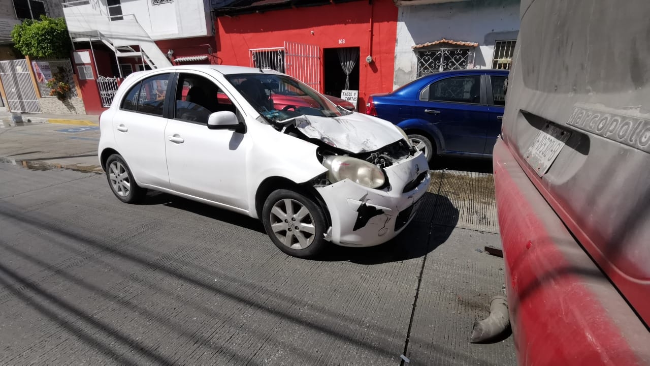 Automovilista provoca choque por alcance en Ciudad del Carmen