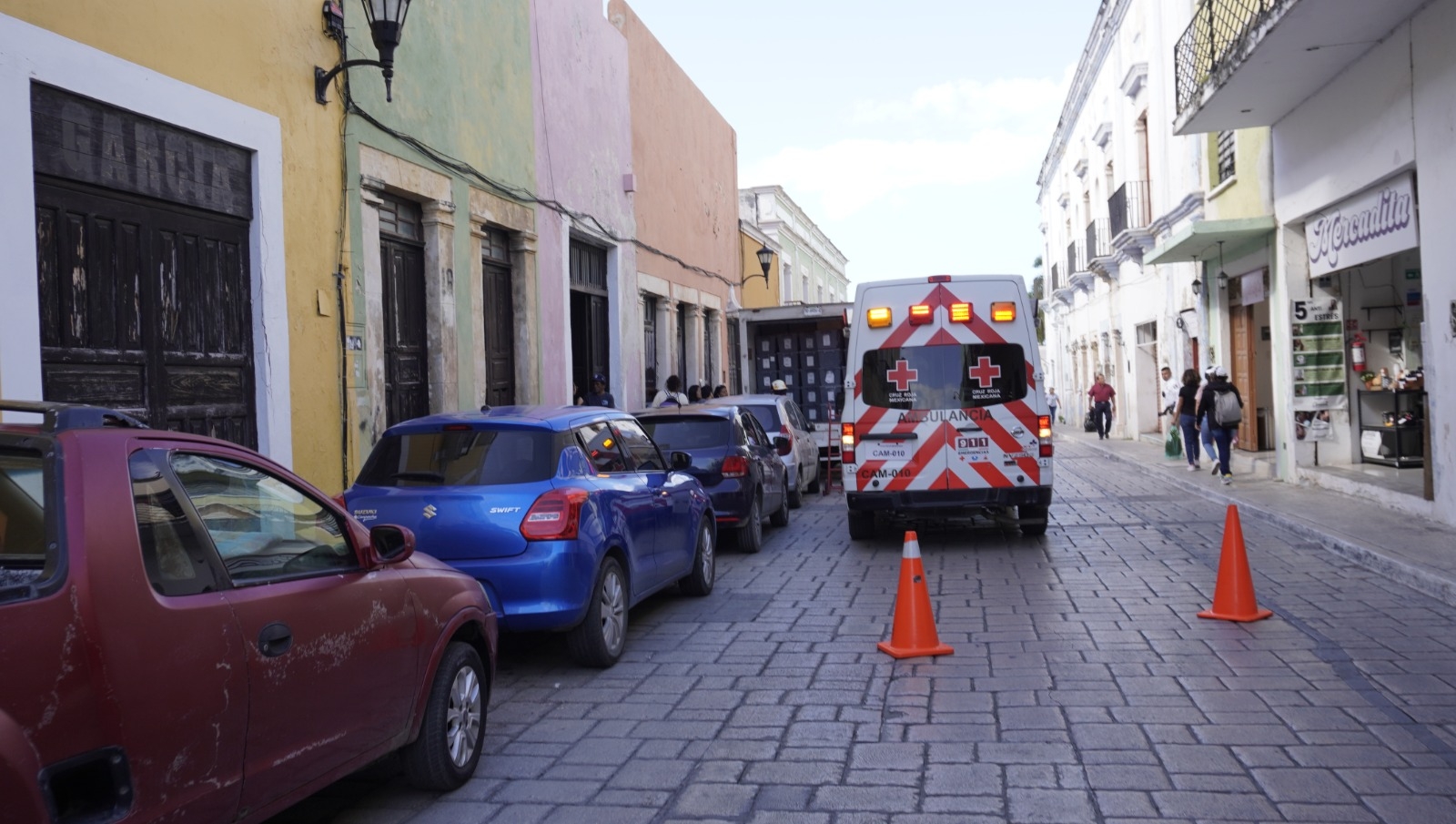 Hombre resulta herido al caerle la carga de un camión en Campeche