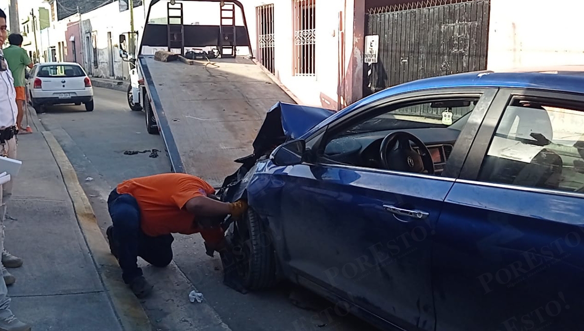 Automovilista daña tres vehículos estacionados en Campeche