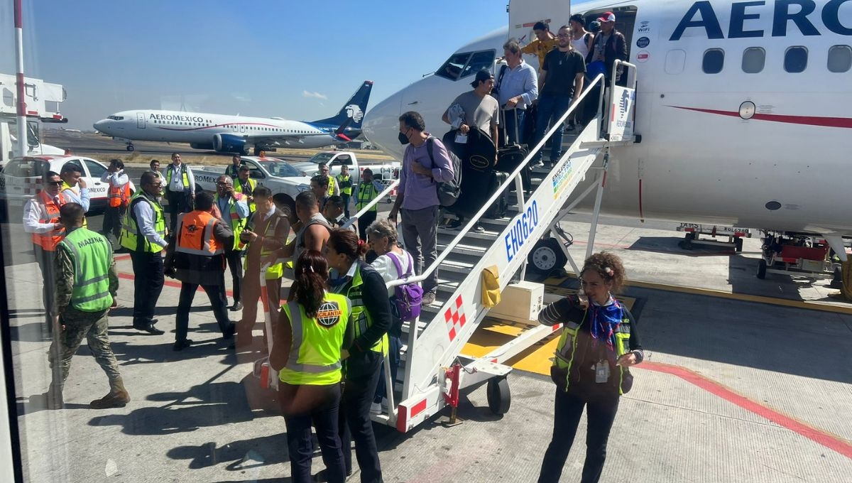 La administración del AICM aclaró lo sucedido en un vuelo con destino a Guatemala en donde uno de los pasajeros abrió una de las puertas de emergencia y caminó sobre el ala del avión