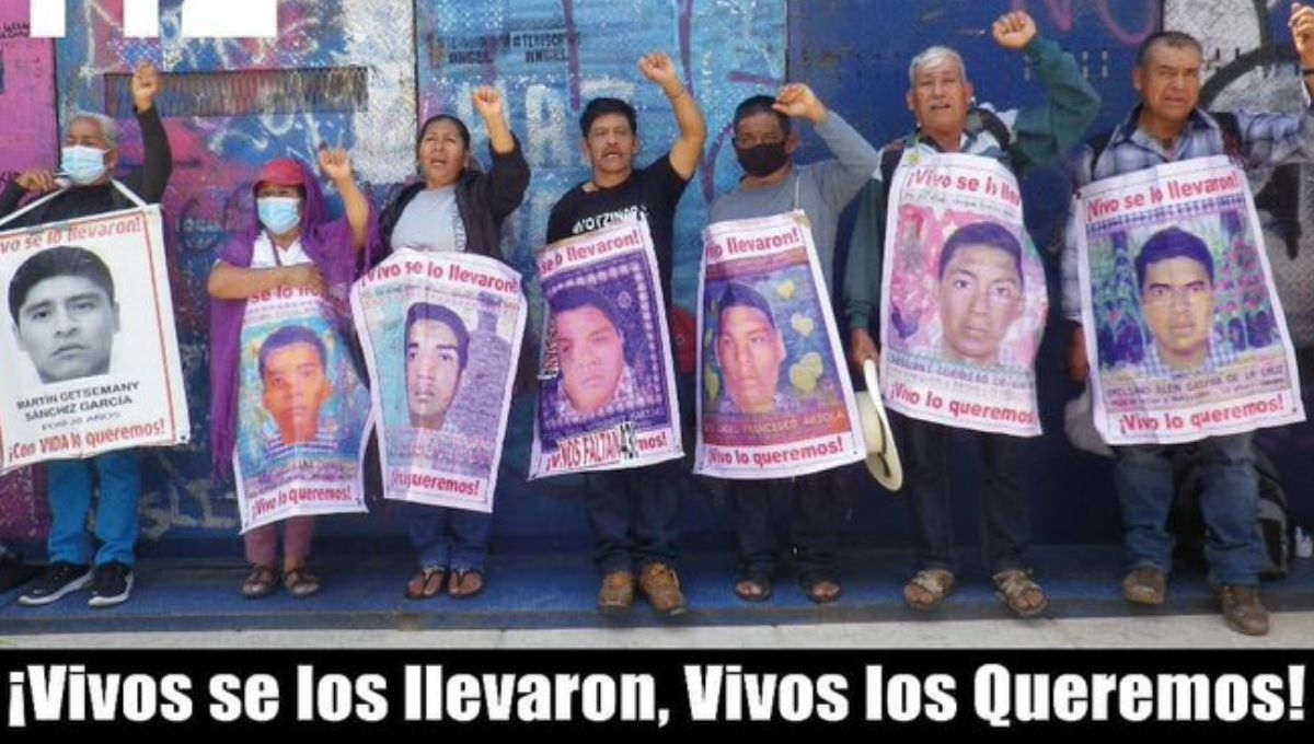 Familiares de 43 normalistas desaparecidos marcharon esta tarde en CDMX