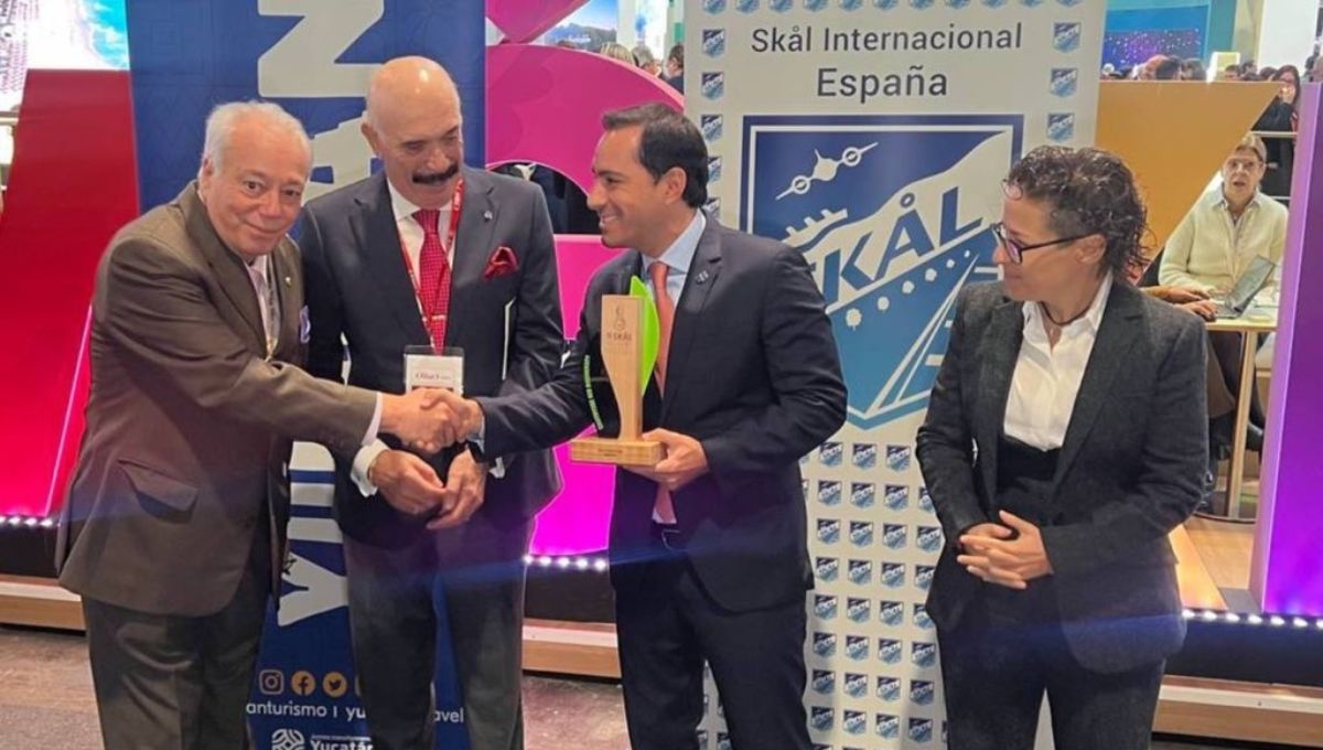 Mauricio Vila recibe premio, para Yucatán, en la Feria Internacional del Turismo de Madrid