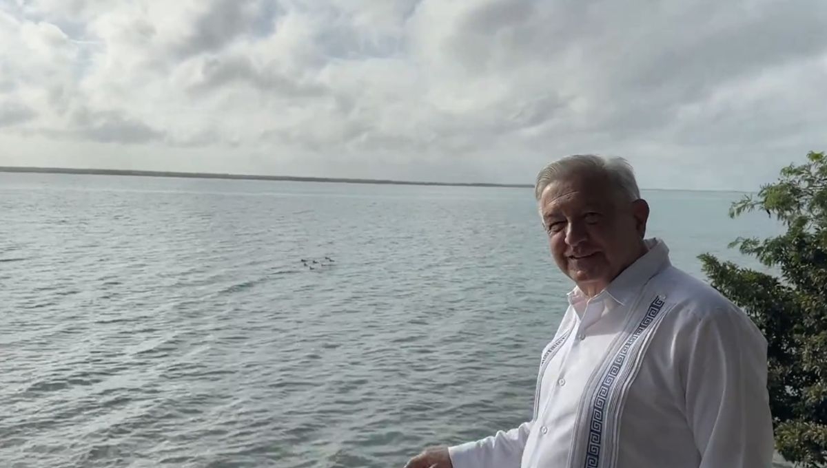 Andrés Manuel López Obrador compartió este sábado un video desde la Laguna de los Siete Colores en Bacalar, Quintana Roo