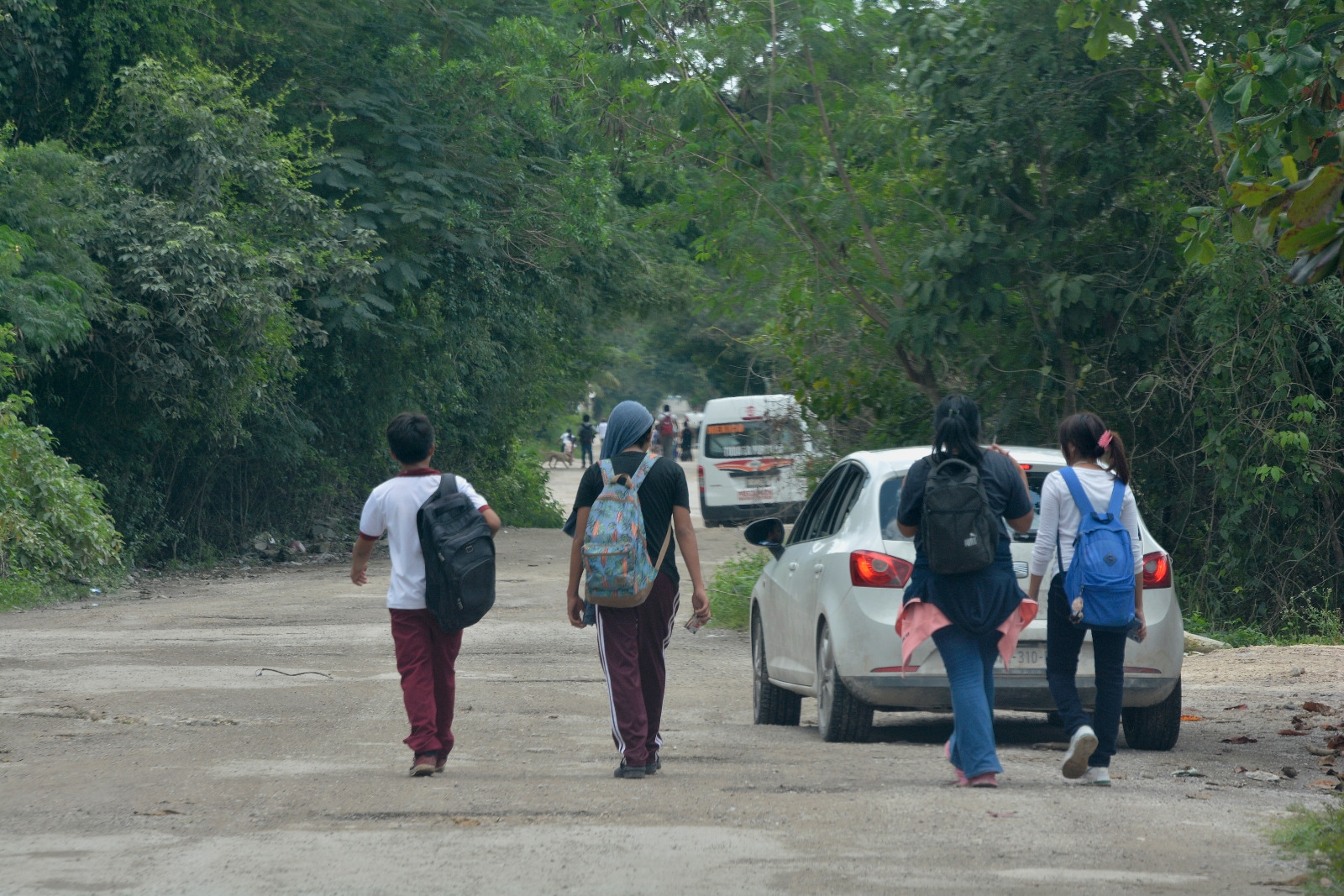 Algunos de los jóvenes caminan hasta la avenida José López Portillo, para poder tomar transporte y llegar a tiempo a sus clases.