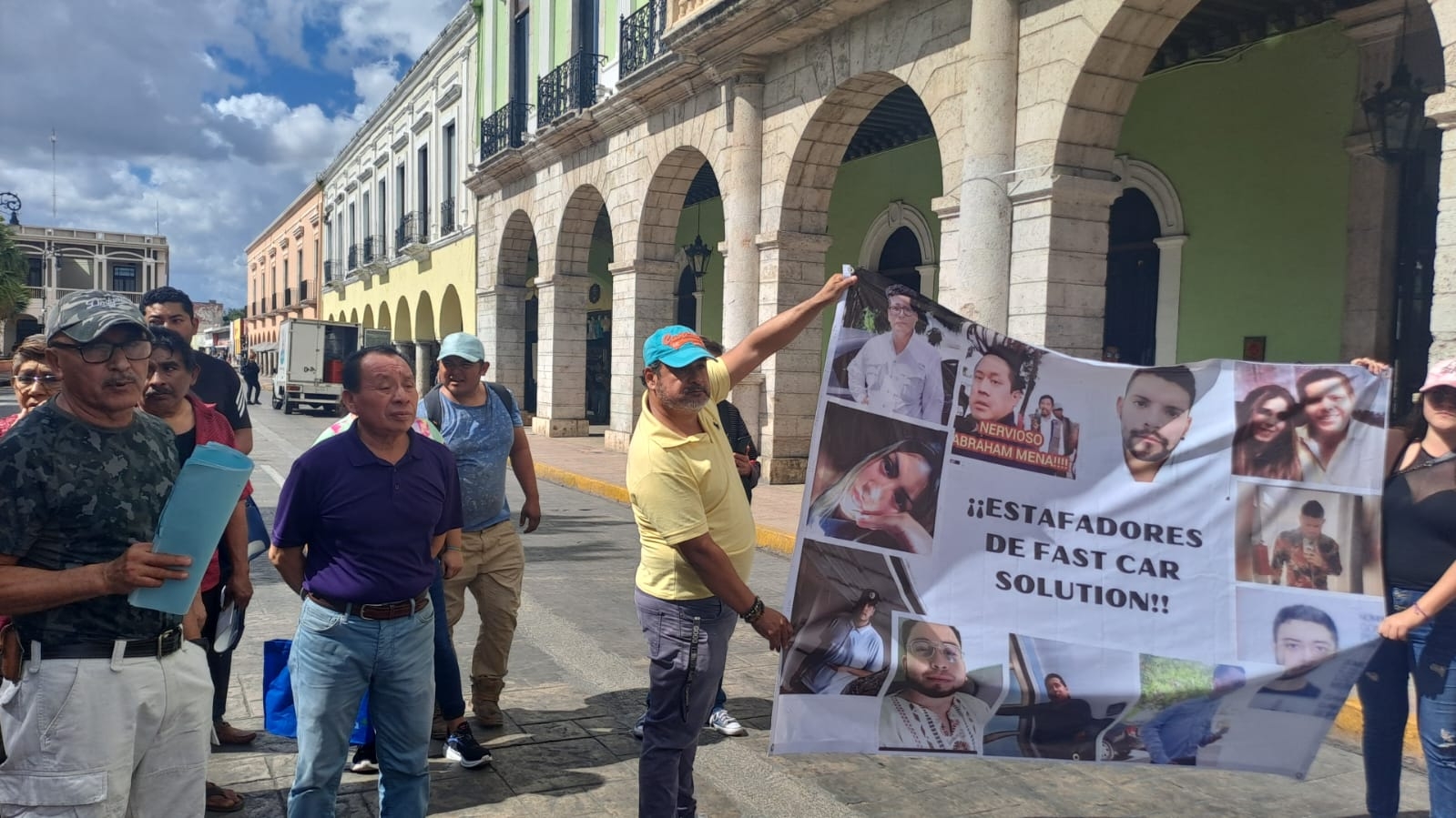 Víctimas de la financiera Fast Car Solution se manifiestan en la Plaza Grande de Mérida: EN VIVO