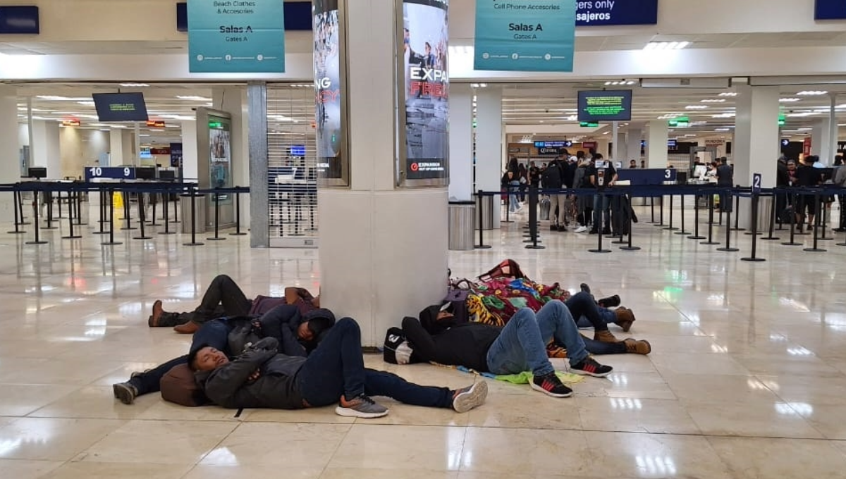 Aeropuerto de Cancún, de terminal a refugio temporal; personas duermen en el piso