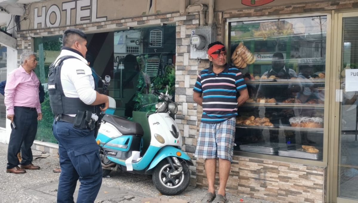 Motomandadito golpea a hombre en las afueras de una panadería de Ciudad del Carmen