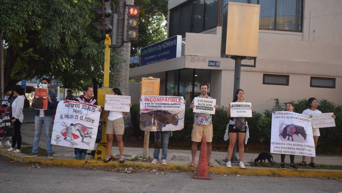 Grupo antitaurino protesta ante corrida en la Plaza de Toros Mérida