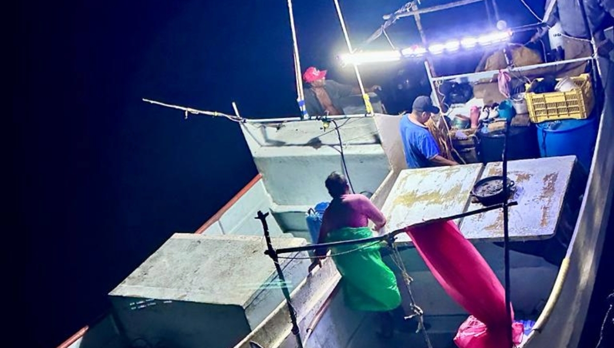 Marina rescata a tres pescadores varados en las costas de Ciudad del Carmen