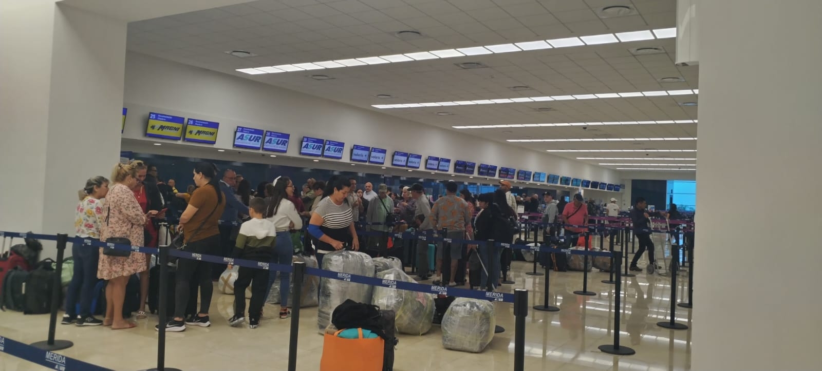 Este lunes el aeropuerto de Mérida luce abarrotado de viajeros