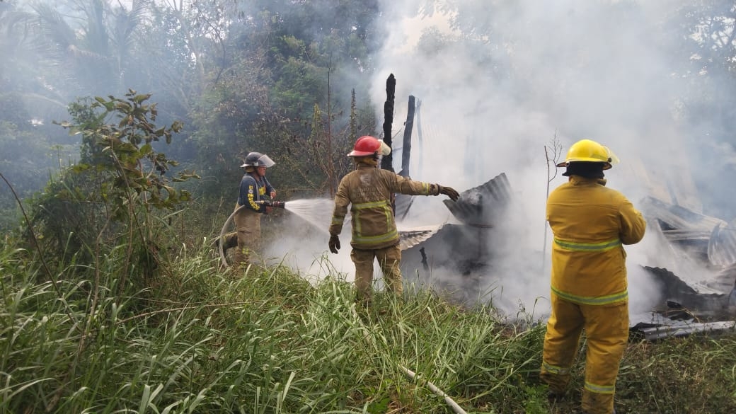 Se incendia casa abandonada en Escárcega, Campeche