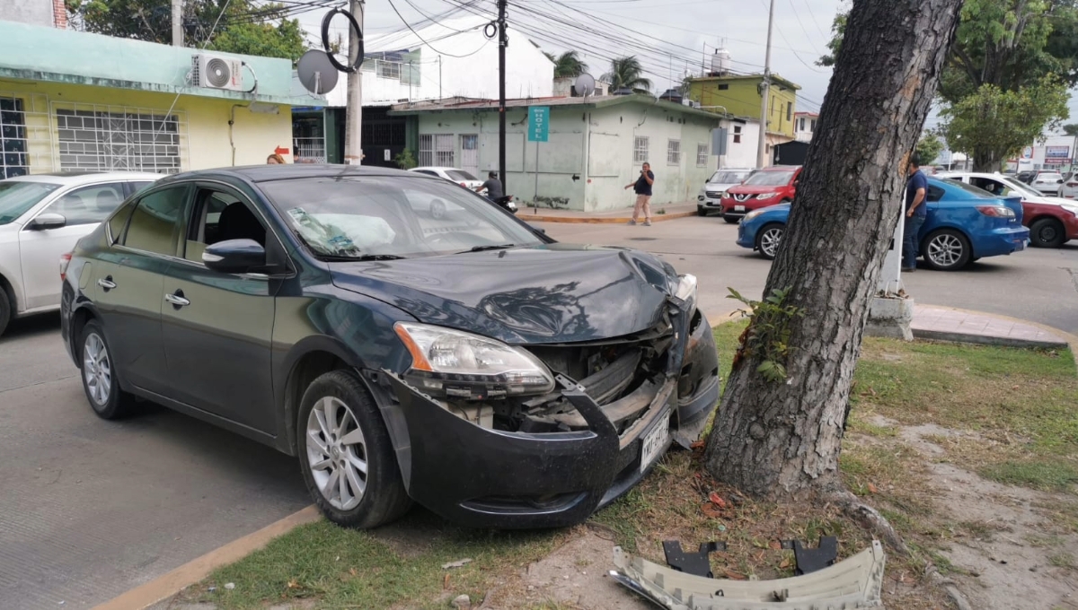 Mujer se estrella contra un árbol al ser impactada por un auto en Ciudad del Carmen