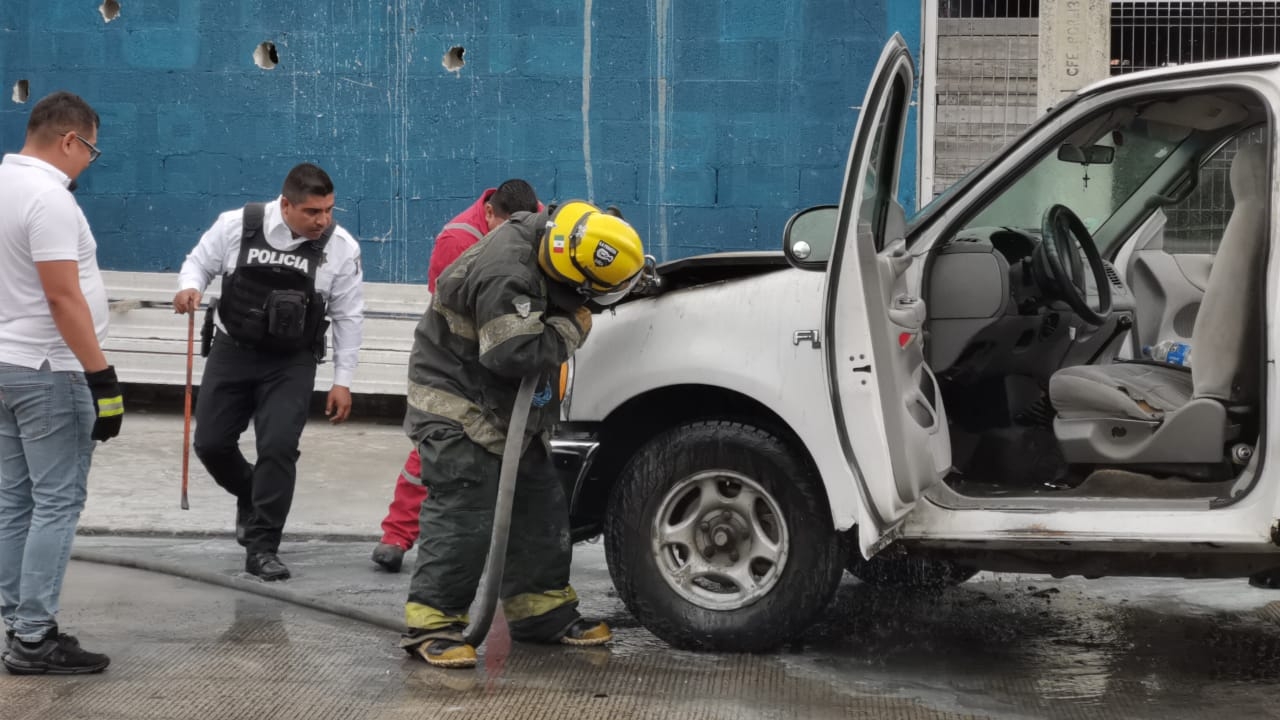 Se incendia camioneta en Ciudad del Carmen