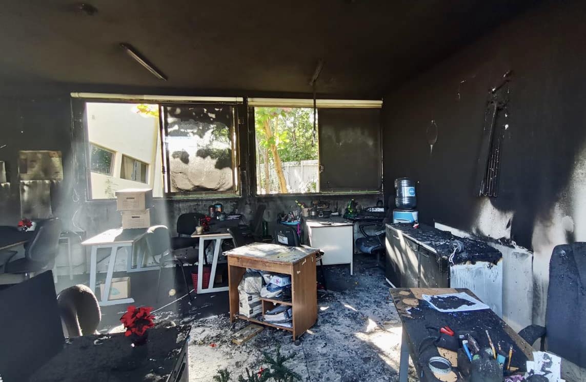 Bomberos de Campeche sofocan incendio en oficinas de la Secretaría de Educación