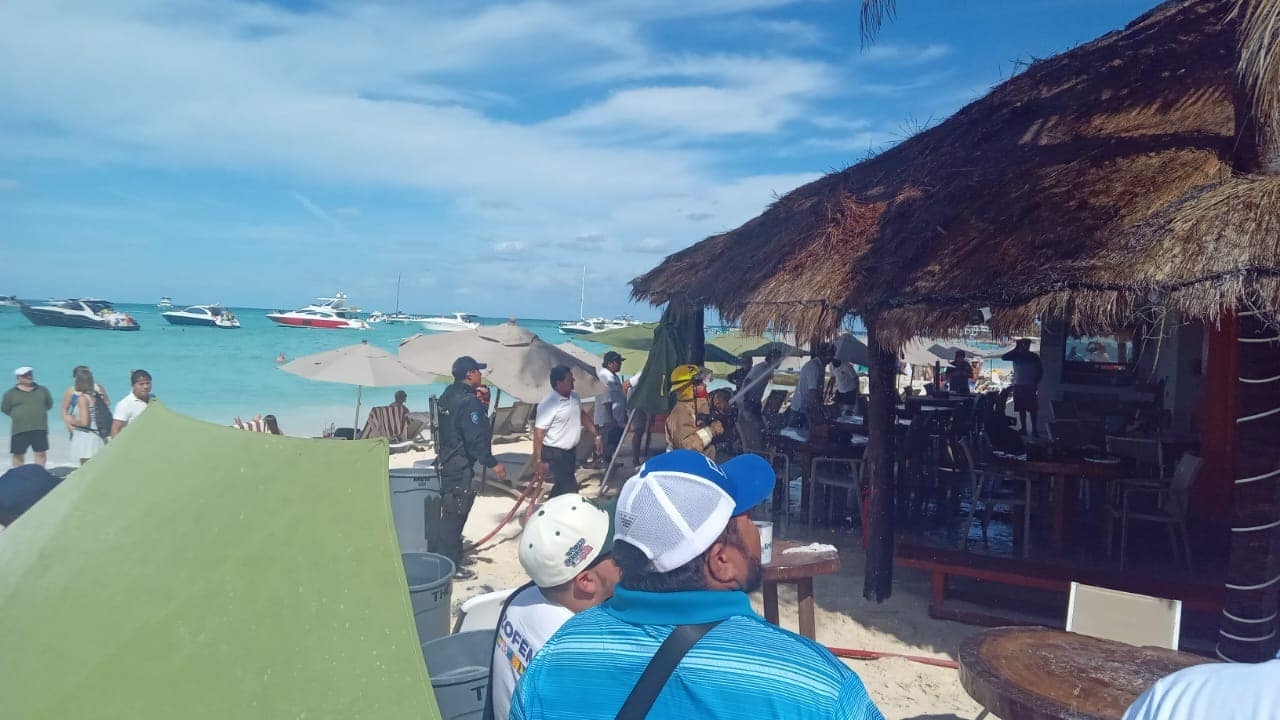 Se incendia palapa en Playa Norte de Isla Mujeres