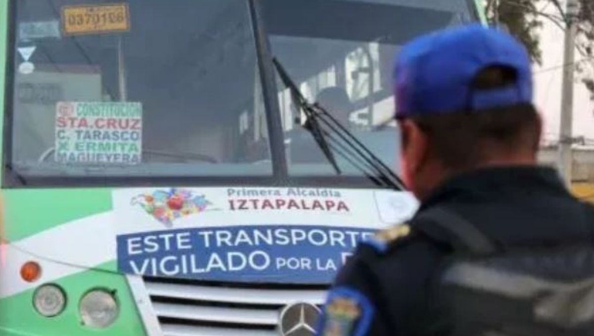 Detienen a dos hombres por asaltar a pasajeros de un camión en Iztapalapa