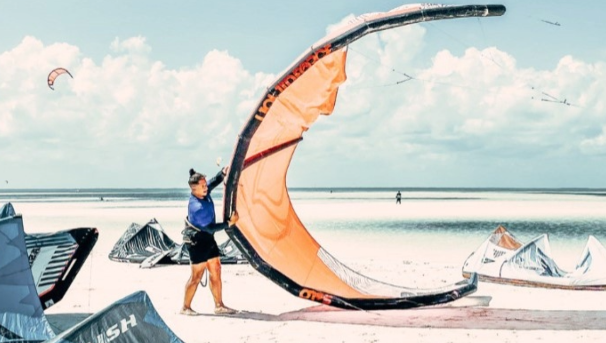 Deporte acuático 'kitesurf' ya se practica en Isla Mujeres