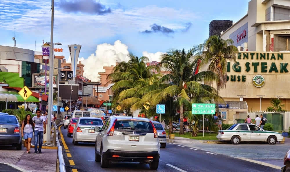 Así se vería el Boulevard Kukulcán en Cancún según la inteligencia artificial en 2050