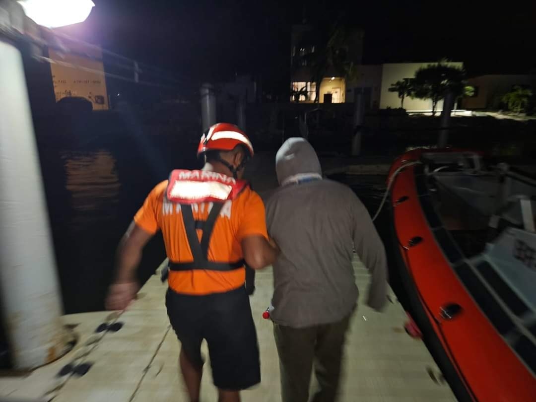 Rescatan a un hombre después de desmayarse en altamar en Progreso