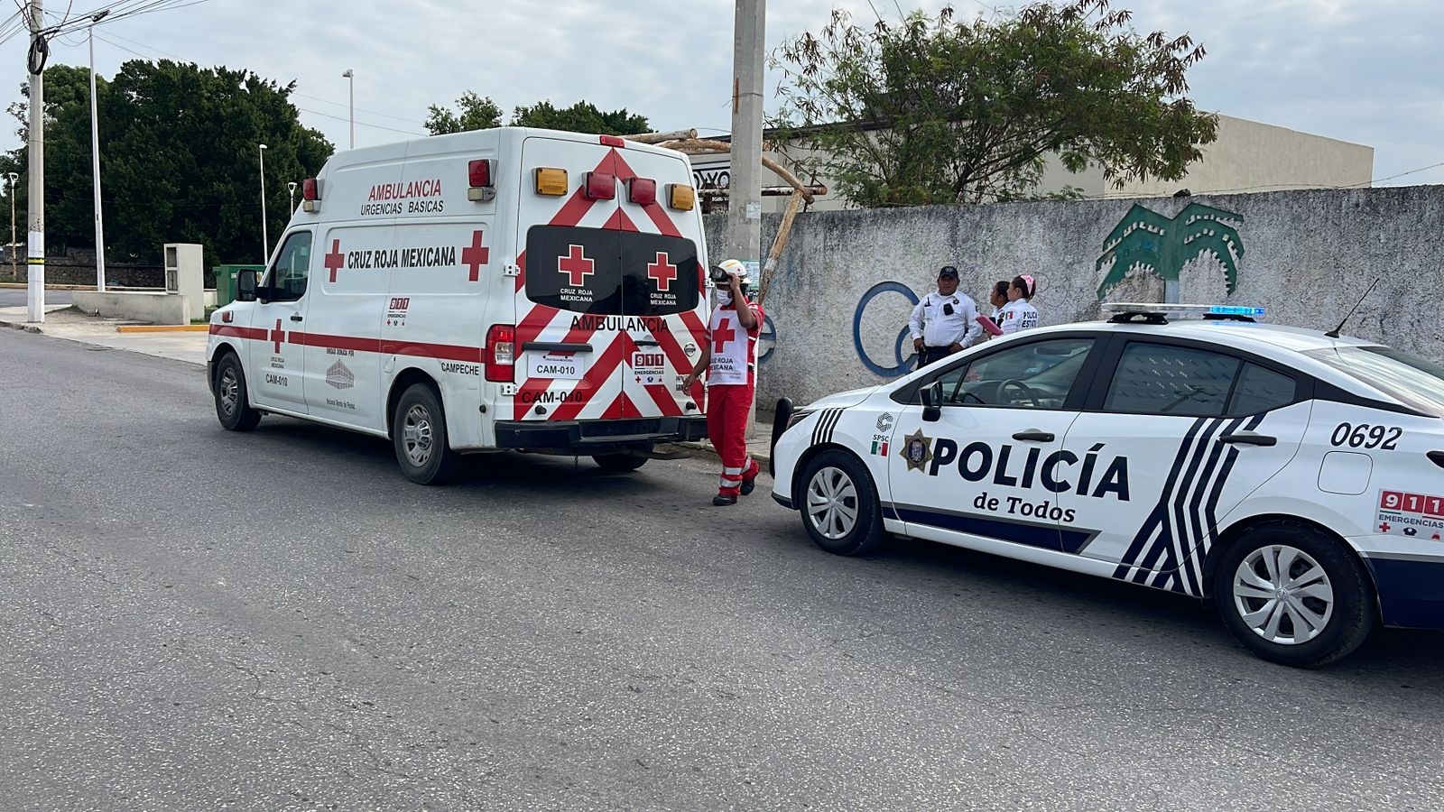 Policías y paramédicos auxilian a un joven herido en Campeche