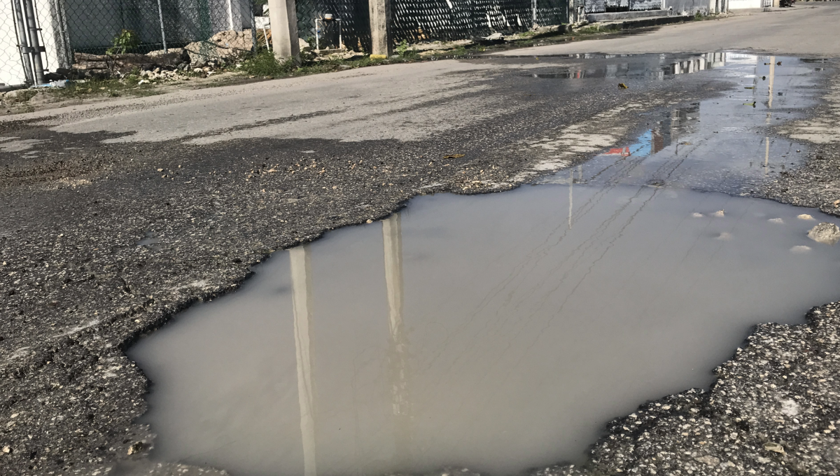 Vecinos de Cancún acusan a Aguakan de ignorar fugas de agua