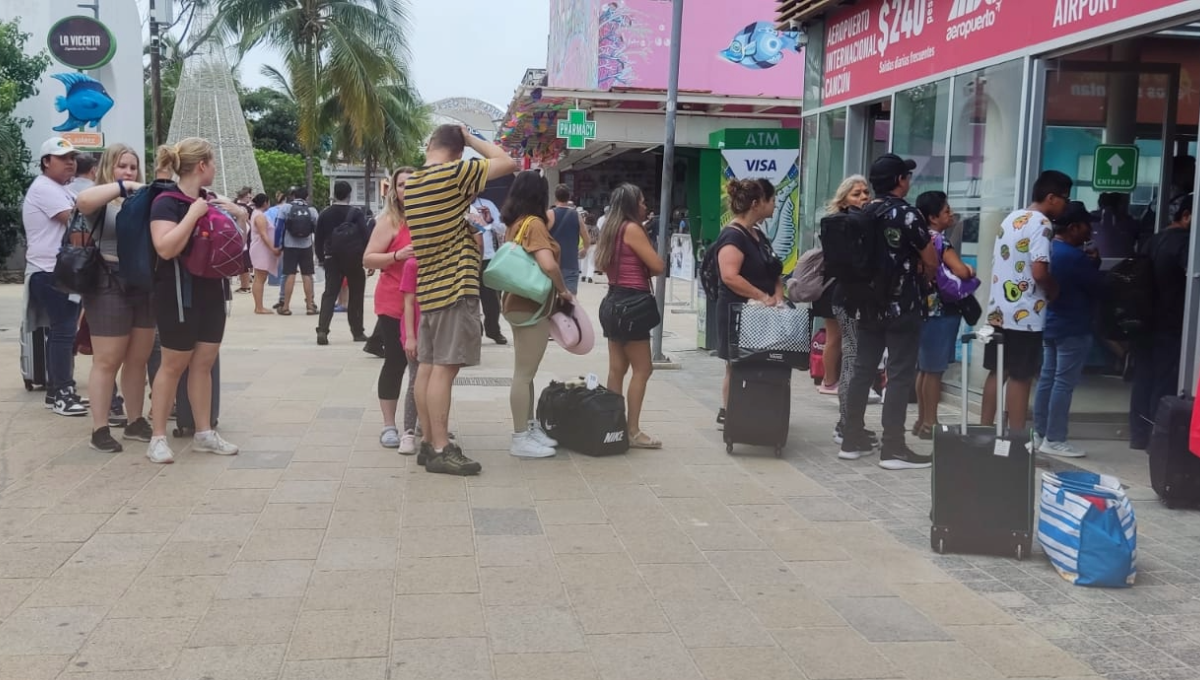 Turistas se despiden de Playa del Carmen tras terminar las fiestas decembrinas