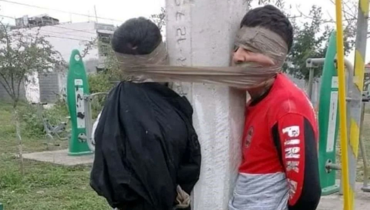 Vecinos amarran a un poste a dos presuntos ladrones en Nuevo León