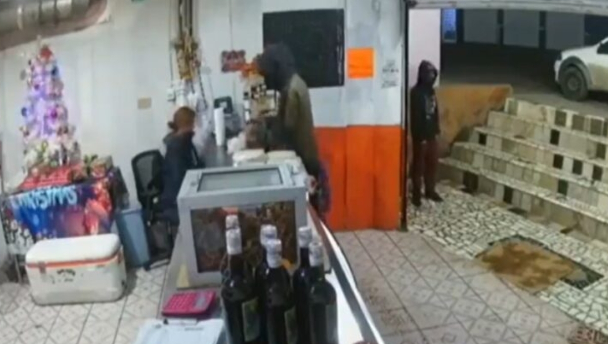 Hombre finge ser cliente en una tortillería en Tijuana para asaltar a la empleada: VIDEO