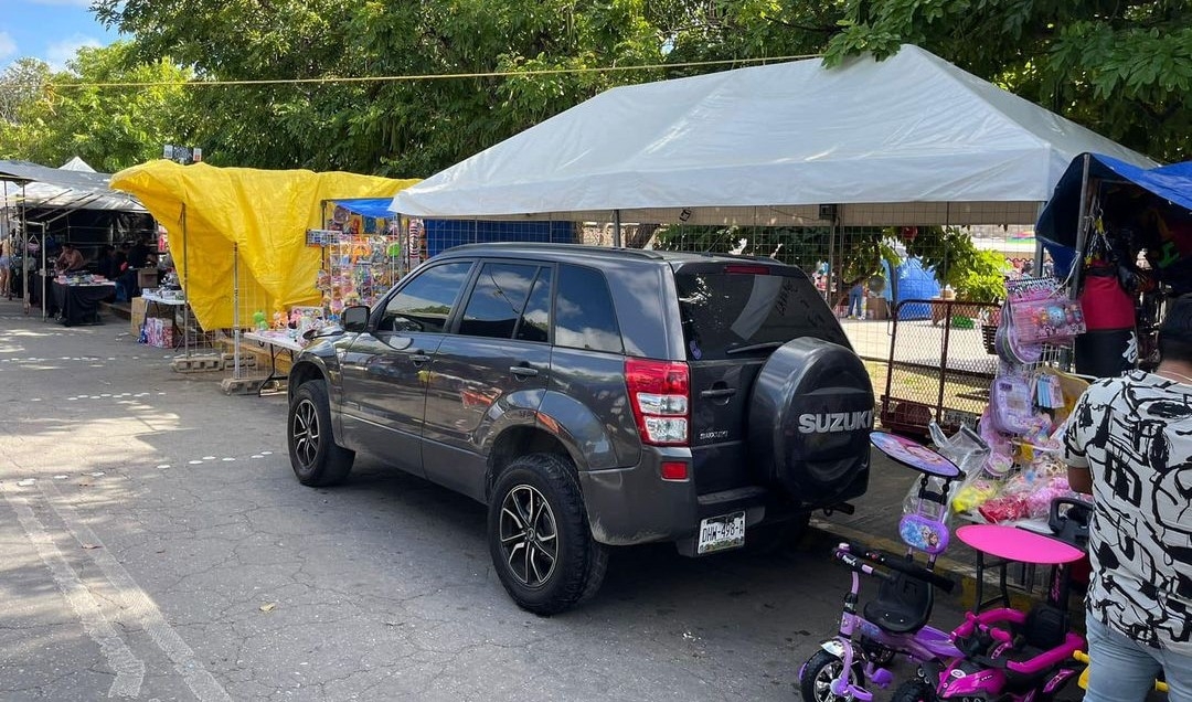 En Campeche, denuncian en redes una camioneta mal estacionada en el “Paseo de Reyes”