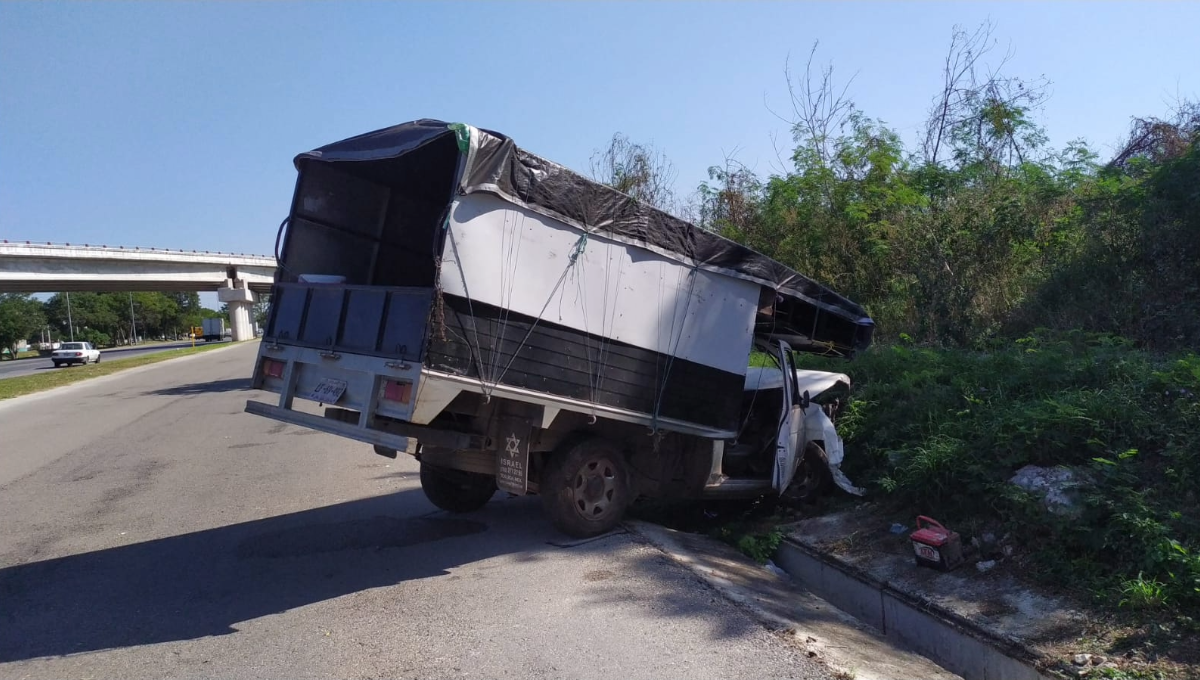 Conductor dormita y se sale de la carretera en el Periférico de Mérida; hay cinco lesionados