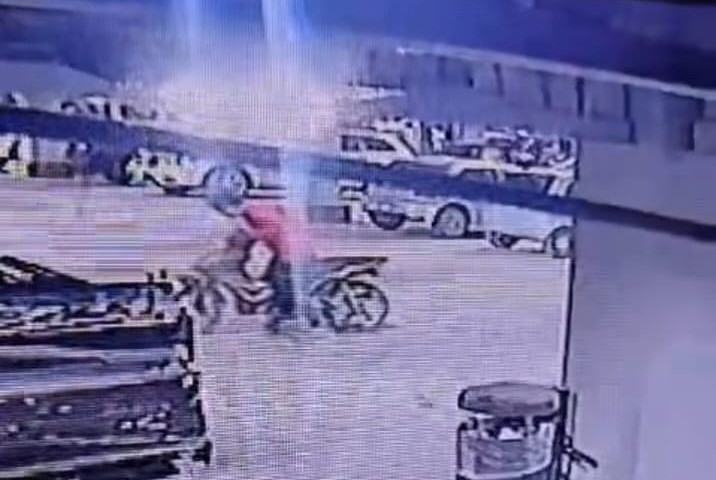 Cámara de seguridad capta el momento en que se roban una motocicleta en Escárcega, Campeche