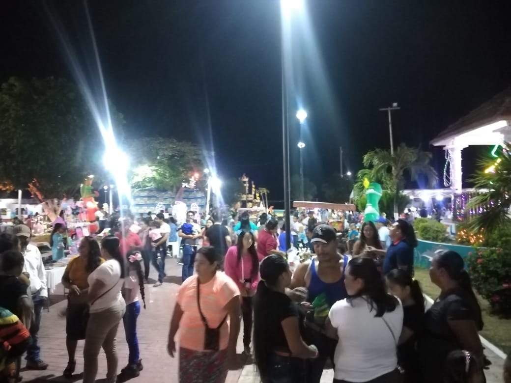 Parten Rosca de Reyes en parque principal de Villa de Sabancuy