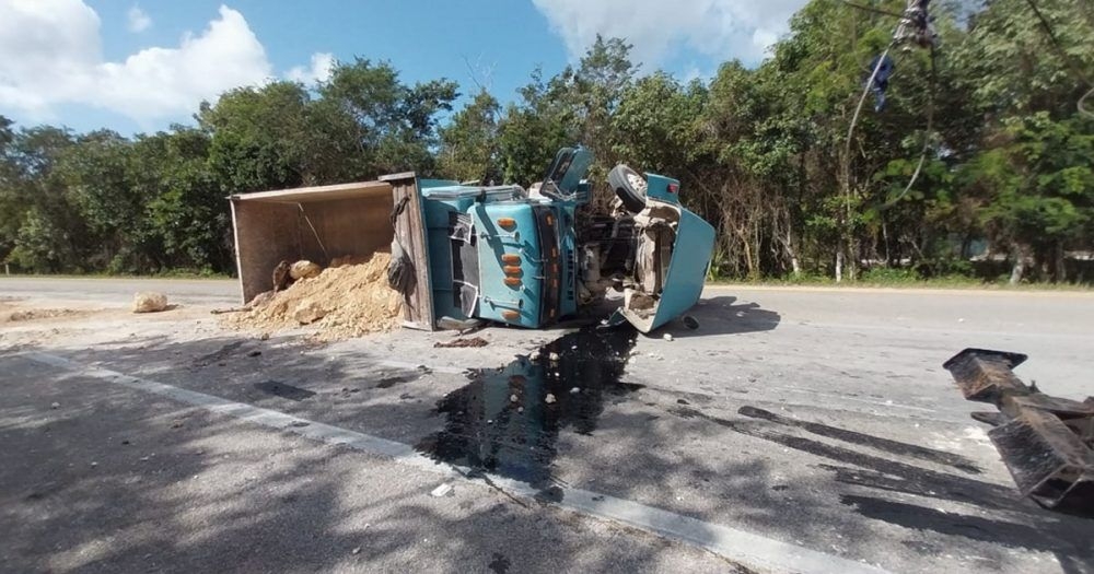 Vuelca camión con material en el tramo Mérida-Cancún