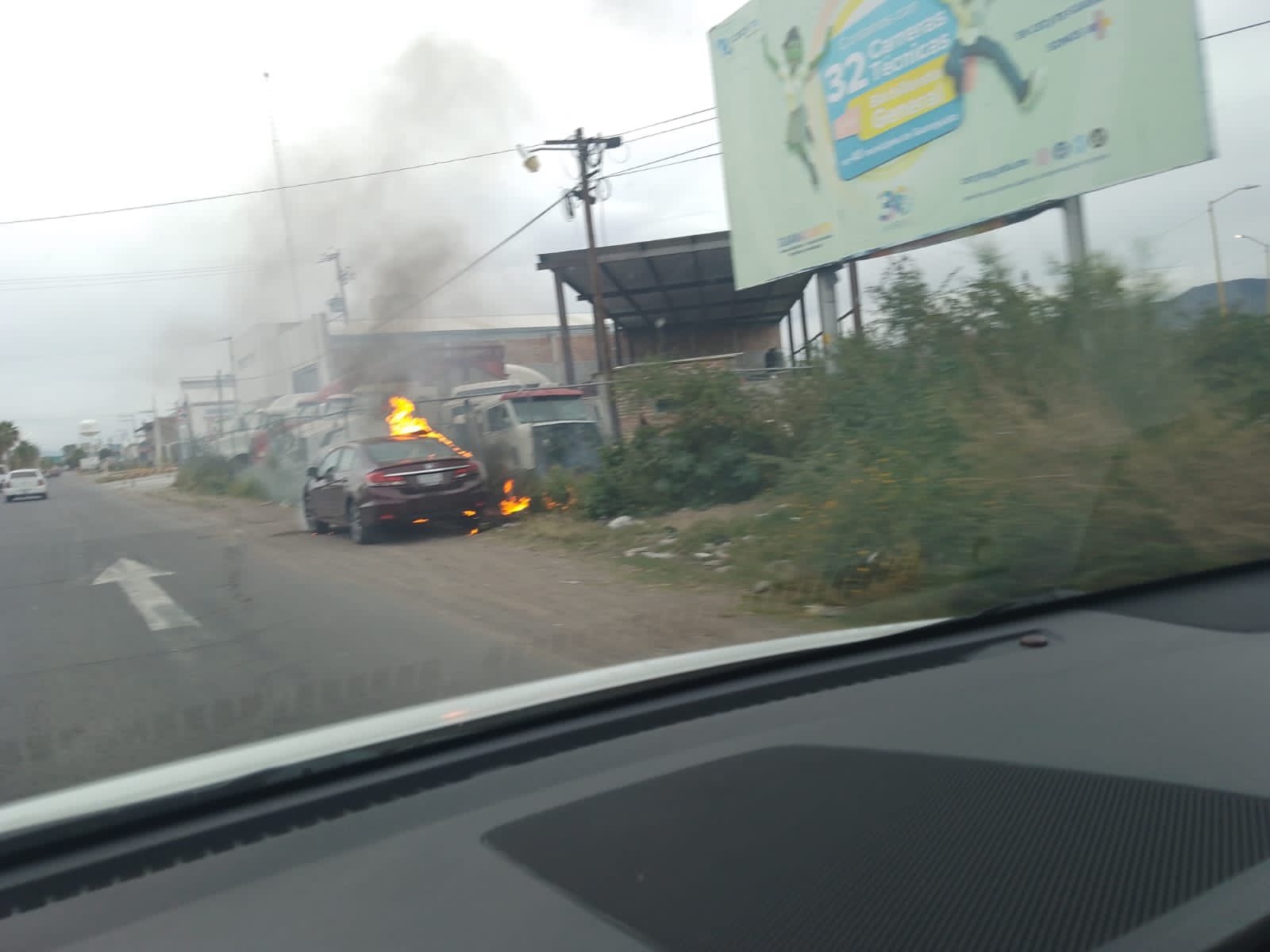 Reportan bloqueos y quema de vehículos en Celaya