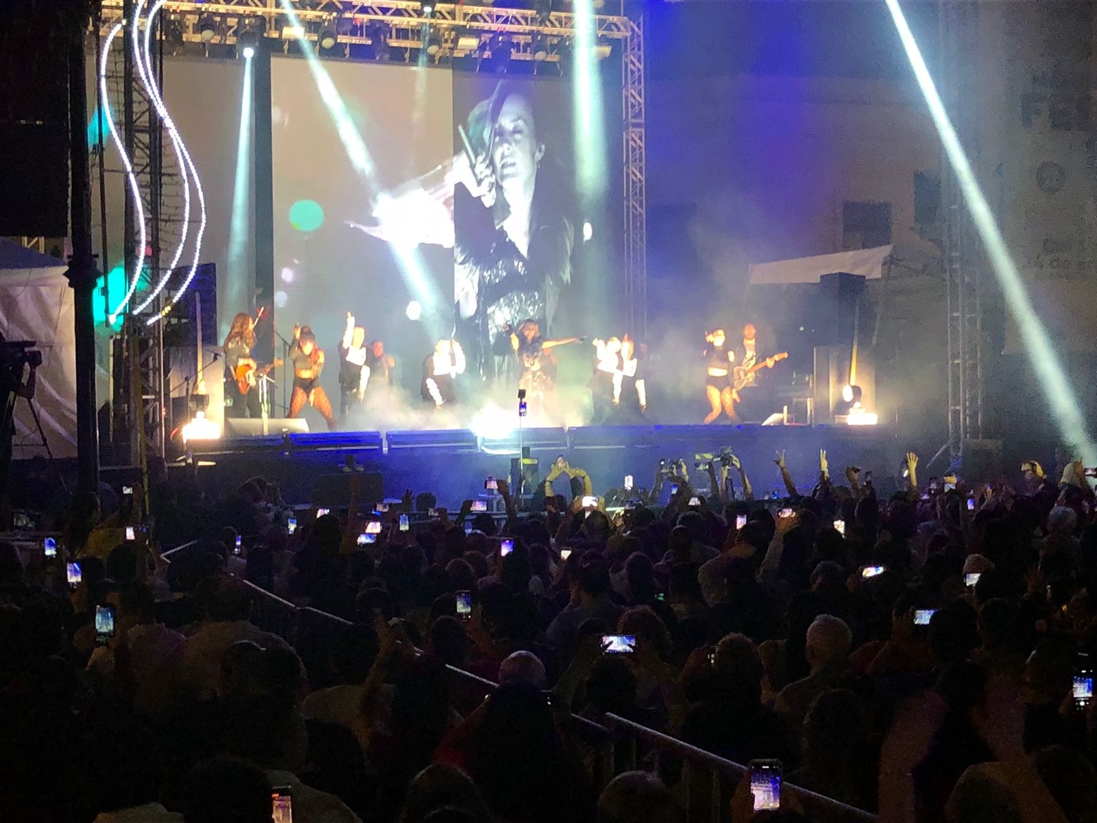 Fey pone a bailar a todos en su concierto por los 482 años de la fundación de Mérida