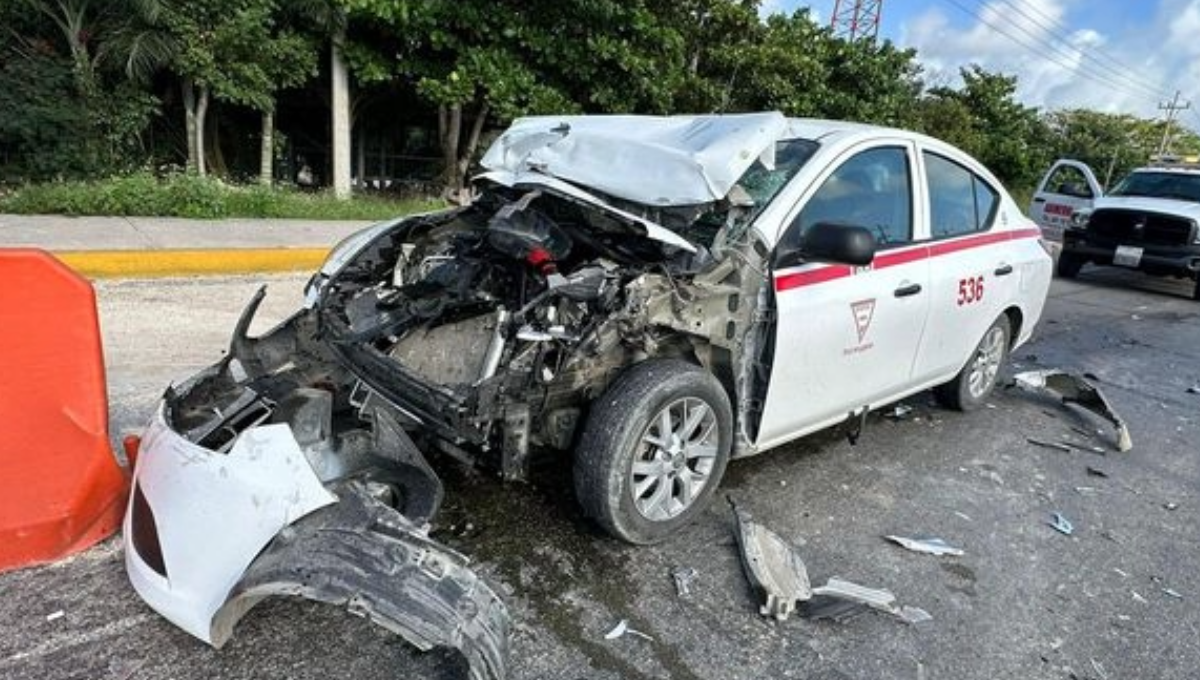 Taxista destroza su vehículo al chocar contra una camioneta en Playa del Carmen