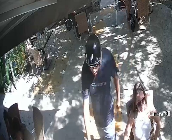 Cámaras de seguridad captan robos violentos a turistas en negocios de Tulum