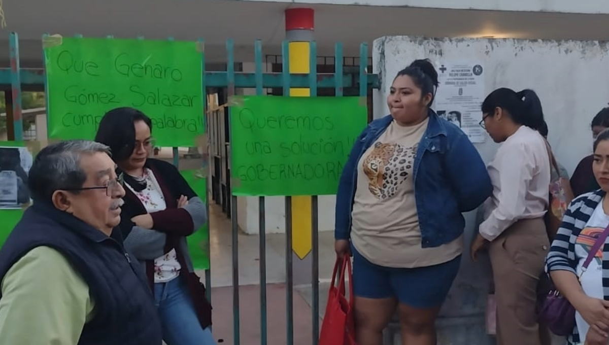 Padres de familia de Felipe Carrillo Puerto se manifiestan; exigen contratación de maestra